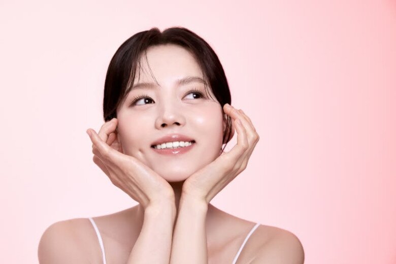 Duy trì các thói quen chăm sóc phù hợp từ sáng sớm có thể giúp làn da hạn chế lão hóa theo thời gian.