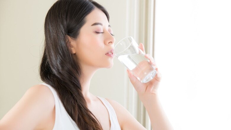 Bắt đầu ngày mới với một cốc nước ấm giúp cơ thể bù nước, hỗ trợ làn da duy trì độ ẩm.