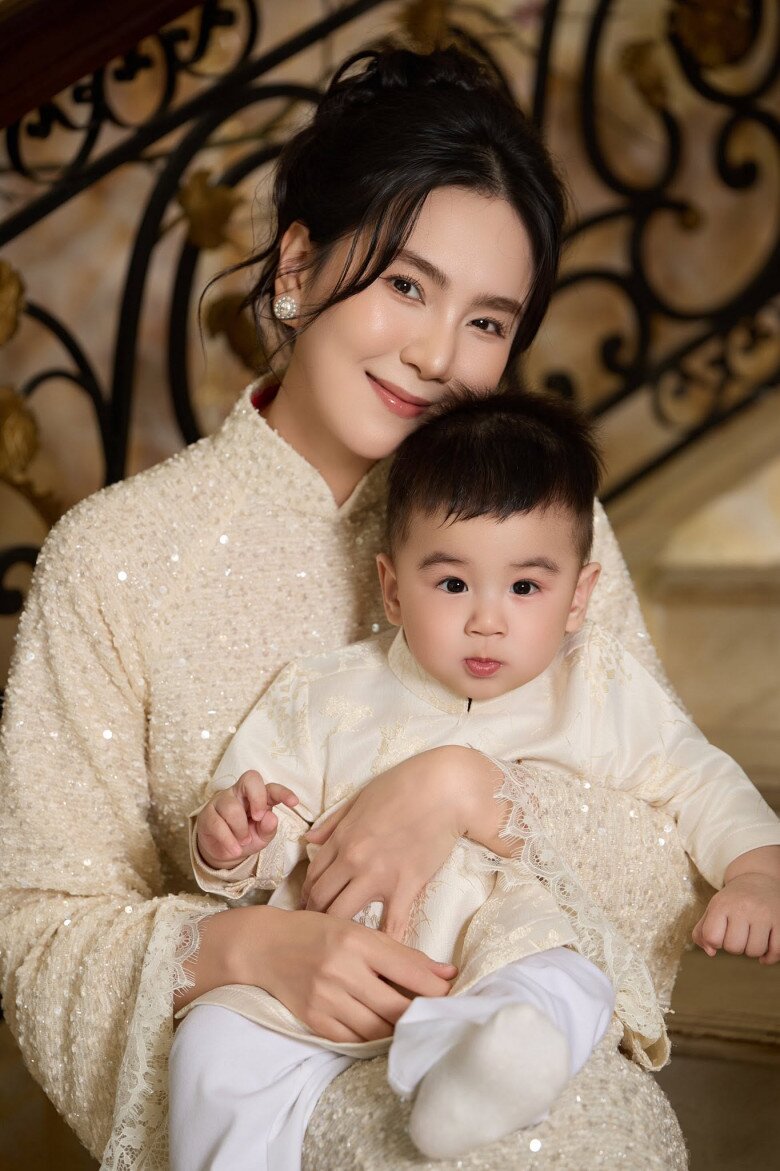 Mai Ngọc thường xuyên chia sẻ những khoảnh khắc bình yên bên con trai đầu lòng.