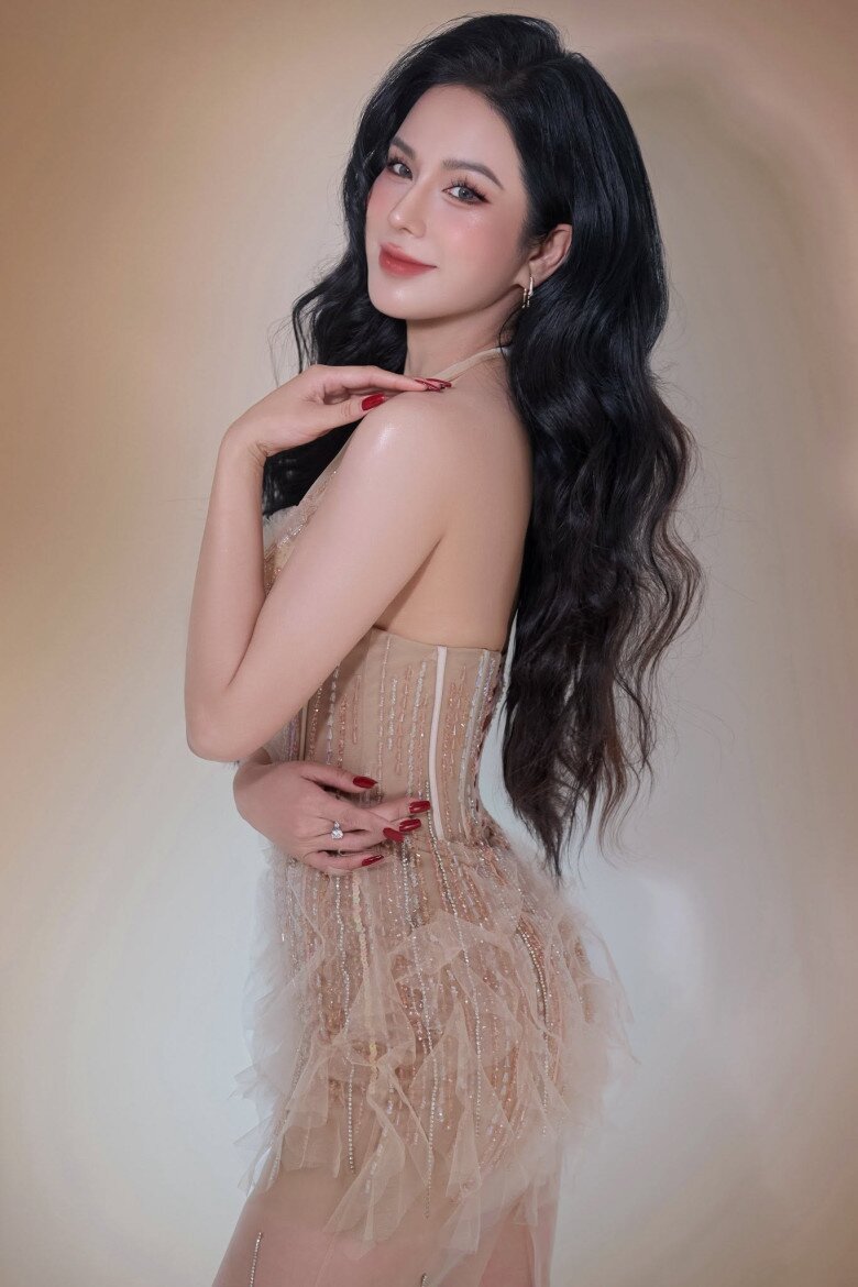 Nữ diễn viên lựa chọn váy corset đính kết, tôn đường nét cơ thể khi xuất hiện.