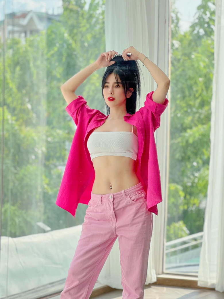 Diệp Lâm Anh khoe vóc dáng với set đồ trẻ trung gồm croptop, sơ mi oversized và quần jeans đồng tông.