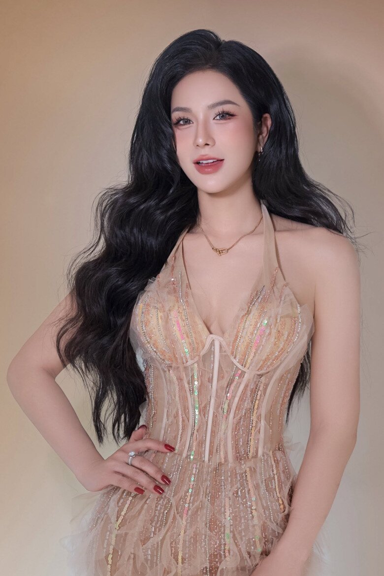 Diệp Lâm Anh là nghệ sĩ đa năng, hoạt động ở nhiều lĩnh vực từ người mẫu, ca sĩ đến diễn viên.