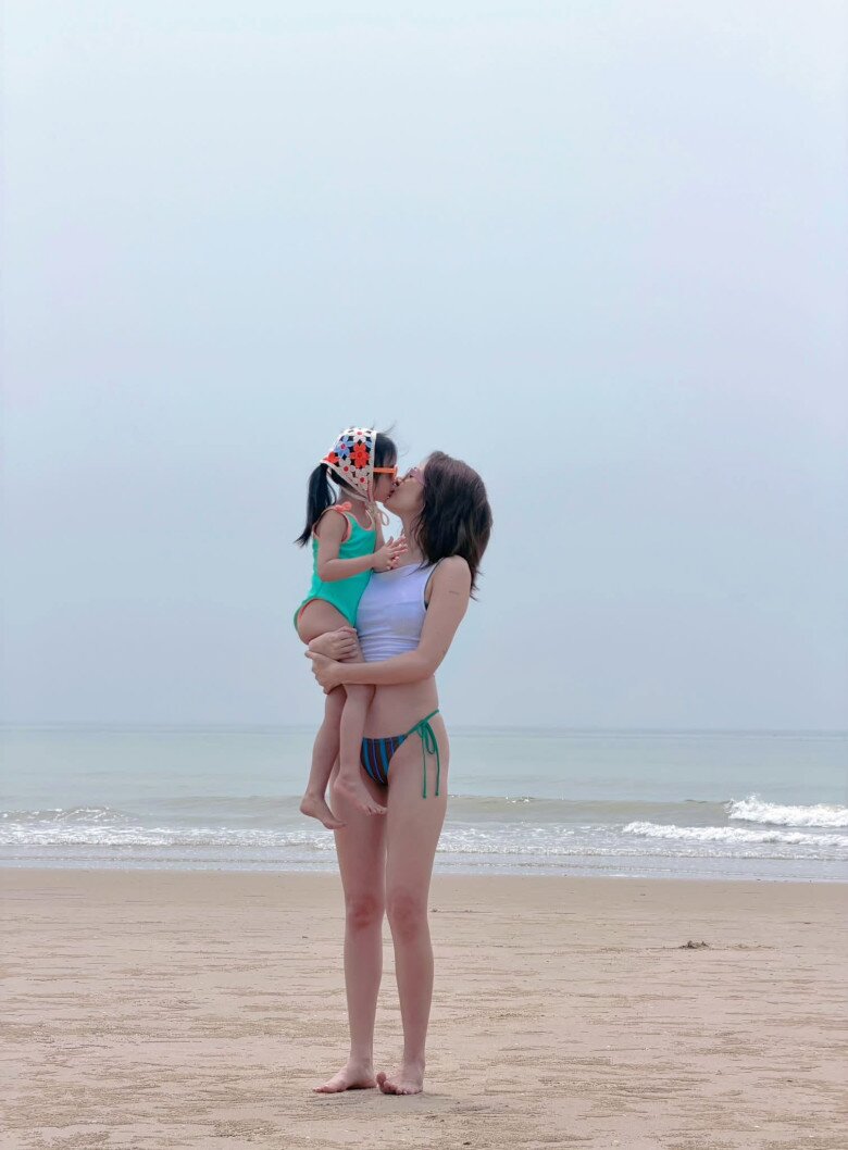 Nữ ca sĩ khéo léo phối bikini cùng áo ba lỗ bên ngoài, tạo tổng thể gợi cảm vừa phải mà không phô phang.