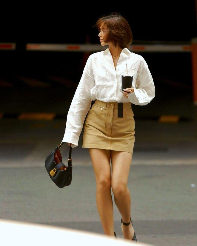 Nên đầu tư vào những món đồ cơ bản như sơ mi trắng, để mix match được nhiều outfit và sử dụng trong nhiều hoàn cảnh. 