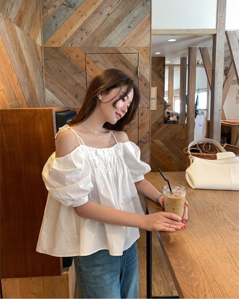 Áo tay lỡ giúp chị em giấu nhẹm bắp tay to. 