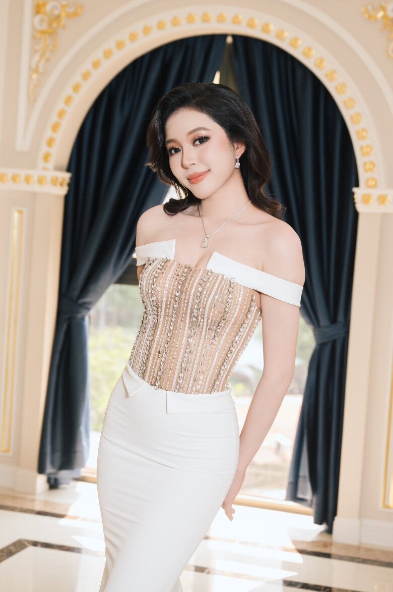 Ở một sự kiện khác, Kiều Duy chuyển sang thiết kế tông trắng ngà. Phần thân trên cúp ngực phối lưới xuyên thấu, điểm xuyết đá lấp lánh cùng chi tiết trễ vai. Nếu bộ váy xanh tạo hiệu ứng nổi bật, thiết kế trắng lại mang đến diện mạo nhẹ nhàng và tinh tế hơn.