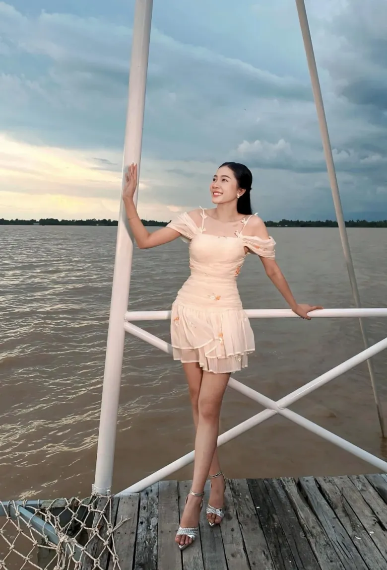 Cô thường chọn các kiểu đầm voan, xếp ly nhẹ nhàng trong các chuyến du lịch.