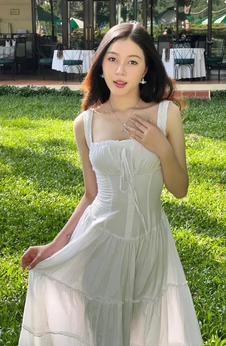 Kiều Duy phù hợp với các trang phục voan, lụa, màu sắc nhã nhặn, kết hợp trang điểm kiểu tự nhiên.
