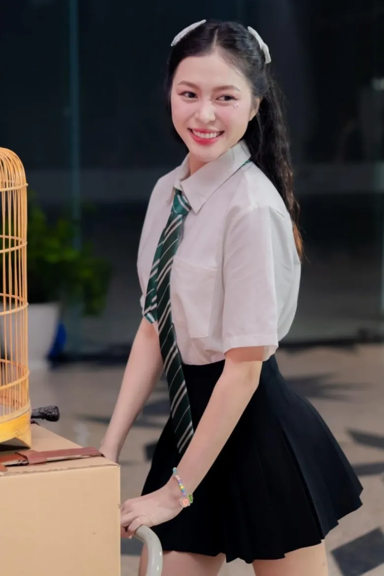 Người đẹp toát lên nét trong trẻo với váy áo phong cách nữ sinh.