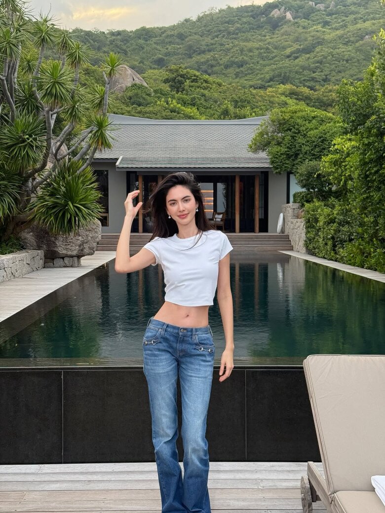 Trái ngược với những bộ cánh cầu kỳ, Mai Davika xuống phố với áo croptop trắng ôm dáng và quần jeans cạp thấp, tạo tổng thể trẻ trung, gọn gàng mà vẫn tôn dáng.