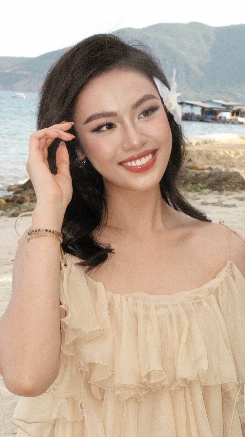 Vẻ đẹp trong trẻo giúp Thủy Tiên càng ngắm càng cuốn hút.