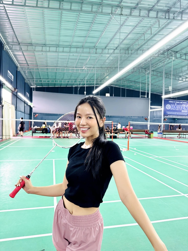 Cô nàng đã có nhiều năm chơi cầu lông, giúp vóc dáng thon gọn, vừa rèn thể lực dẻo dai.