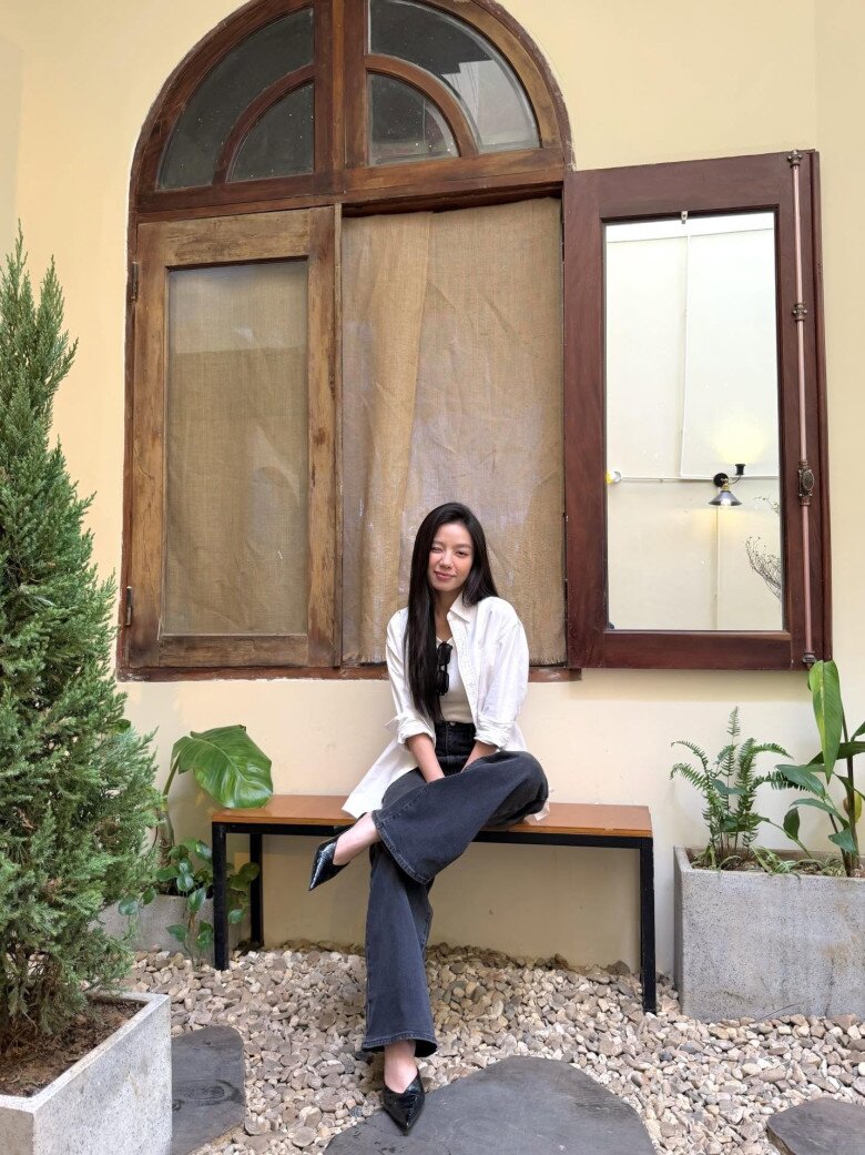 Lê Hạ Anh khoe vẻ nhí nhảnh, mộc mạc cùng phong cách street style tối giản ngoài đời thực.