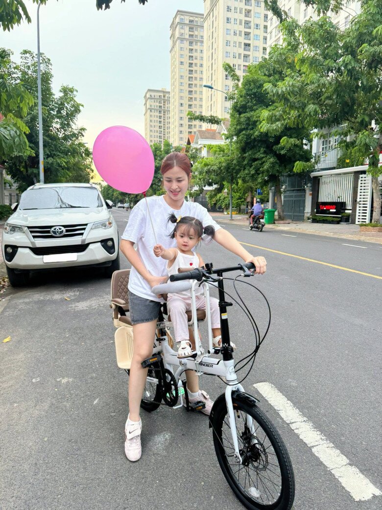 Khoảnh khắc đời thường của Đông Nhi và con gái.