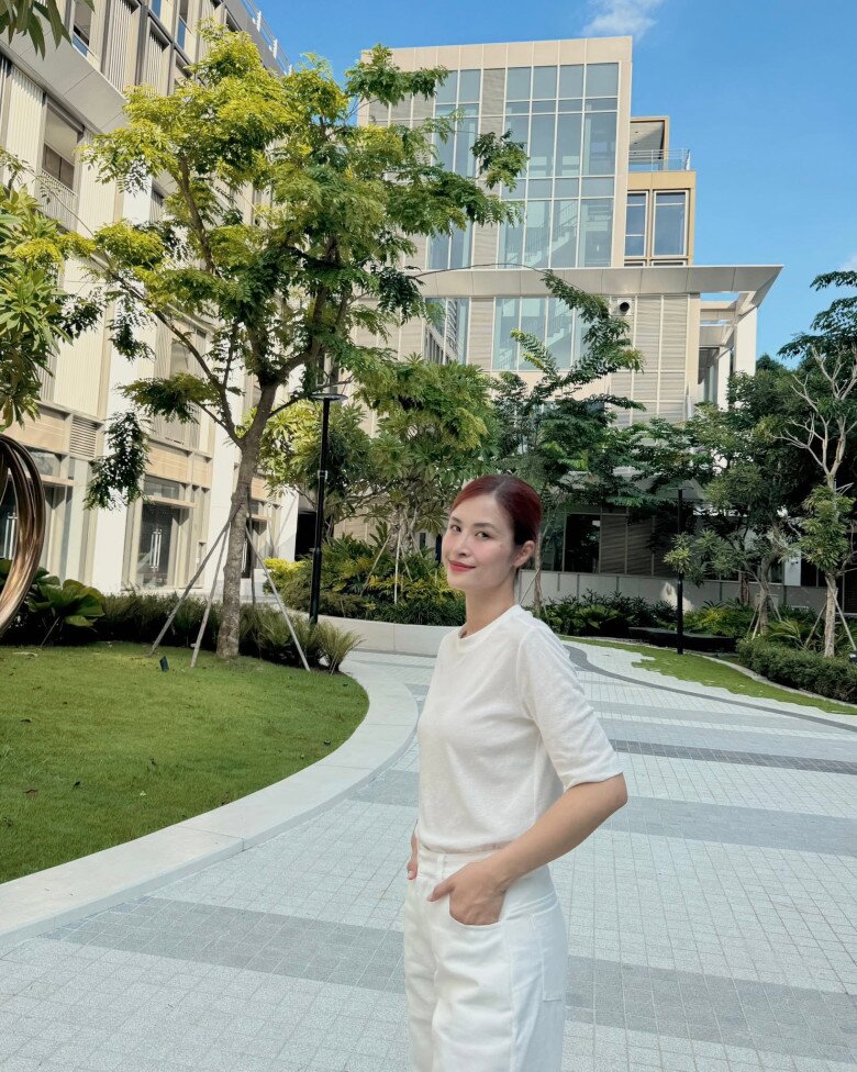 Đông Nhi chuộng phong cách tối giản với set đồ trắng thanh lịch trong cuộc sống thường ngày.