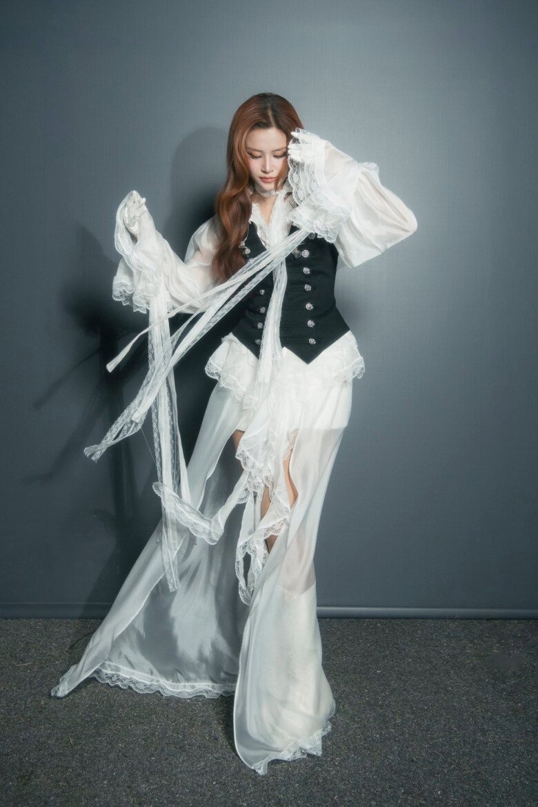 Đông Nhi thử sức với tạo hình mang hơi hướng high fashion, kết hợp corset và váy ren cổ điển đầy ấn tượng.