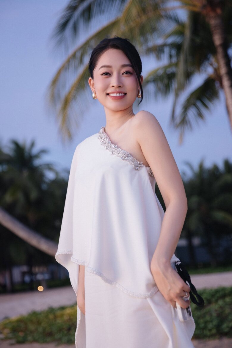 Thiết kế trên có khoảng hở vừa phải, tập trung sự chú ý vào bờ vai và xương quai xanh, đồng thời giữ phần thân váy tương đối đơn giản. Nhờ vậy, trang phục vẫn tạo hiệu ứng khi xuất hiện dưới ánh đèn nhưng không làm mất đi vẻ thanh thoát của người mặc.