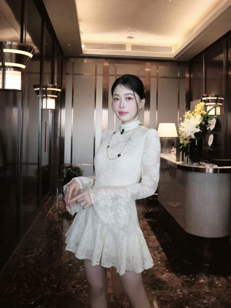 Ở những lựa chọn nữ tính, người đẹp Hà Tĩnh lại khai thác vẻ mềm mại bằng chất liệu và đường nét cơ thể. Một thiết kế váy ren hai dây tông kem là ví dụ điển hình. Phần thân trên ôm nhẹ, kết hợp chân váy xòe rủ vừa phải tạo nên sự chuyển tiếp tự nhiên, giúp vóc dáng trông thanh thoát mà không cần xử lý quá nhiều chi tiết trang trí.