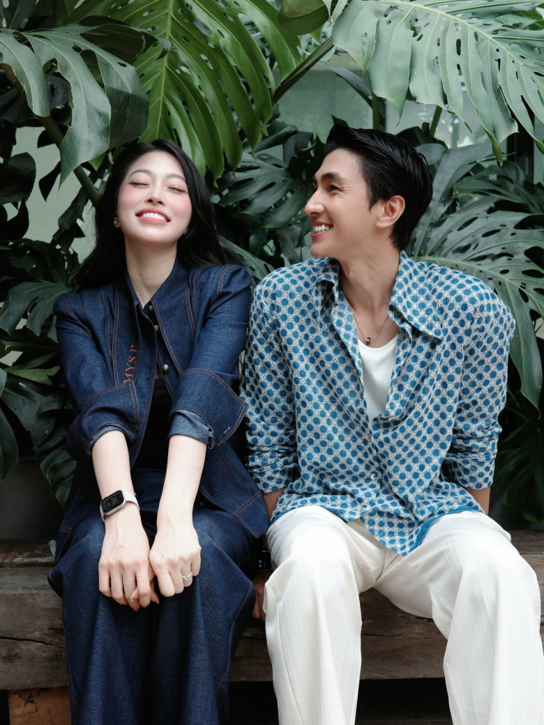 Khi chuyển sang denim, Phương Nga lại thay đổi sắc thái bằng một set đồ có cấu trúc mạnh mẽ hơn. Vải denim xanh đậm cùng những đường  gân chạy dọc tạo cảm giác khỏe khoắn, trong khi lớp áo tối màu bên trong giúp tổng thể giữ được sự liền mạch. Không cần thêm nhiều phụ kiện, chính bề mặt và độ đứng của trang phục đã đủ tạo nên vẻ ngoài cá tính.