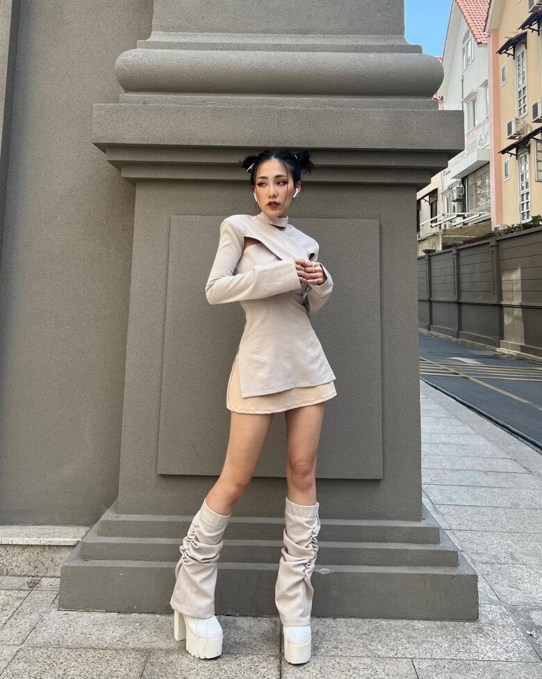 Thiết kế cut-out và boots cao giúp set đồ của Du Uyên thêm cá tính.