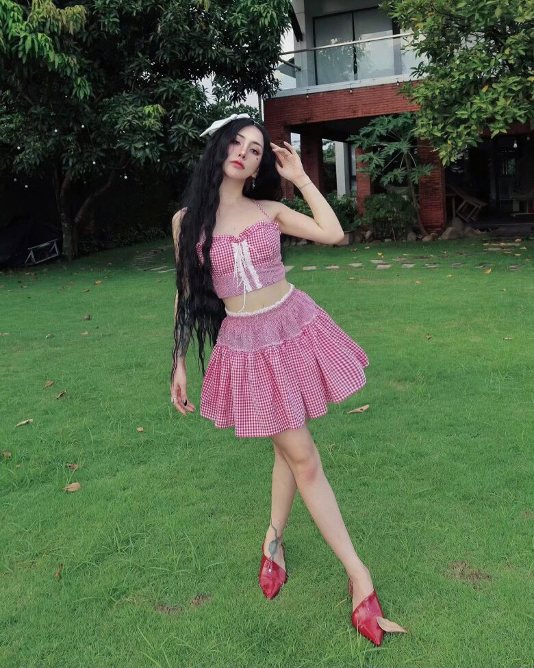 Crop top trở thành một trong những item quen thuộc trong phong cách đời thường của Du Uyên.