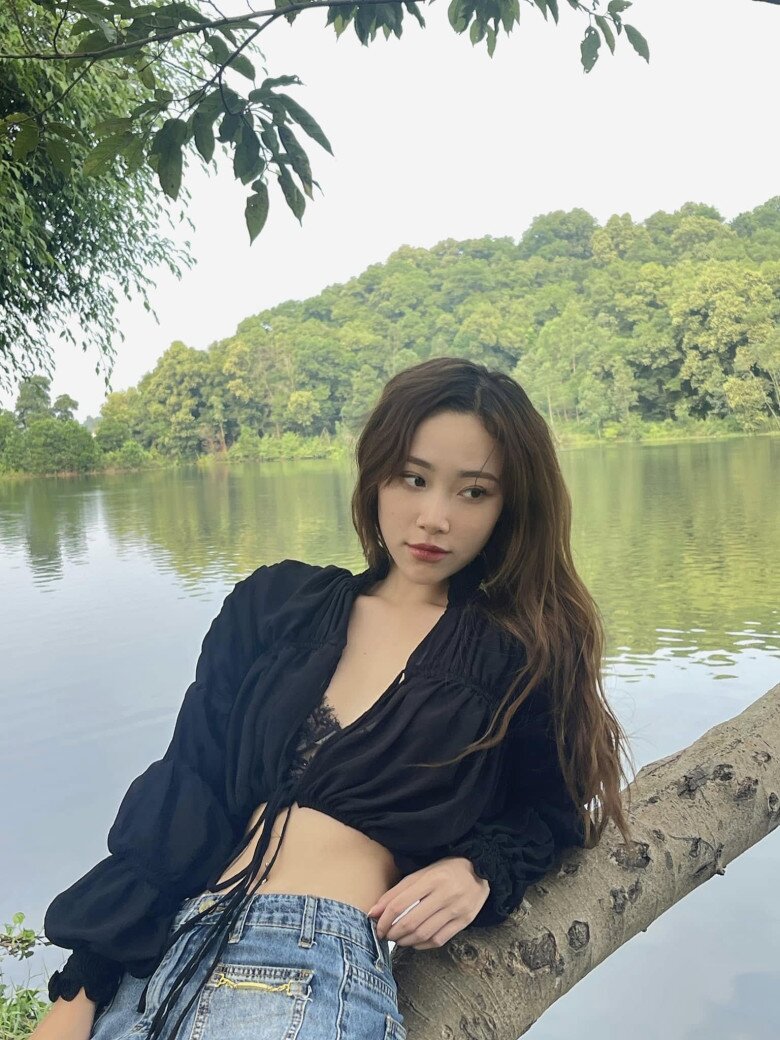 Vòng eo thon cũng được Mai Huê khai thác trong những bản phối đời thường. Cô diện blouse đen dáng lửng với tay bồng và chi tiết rút nhún, kết hợp quần jeans cạp cao màu xanh sáng. Phần áo ngắn tạo điểm nhấn vào eo, trong khi chiếc quần giúp tổng thể trông năng động hơn.