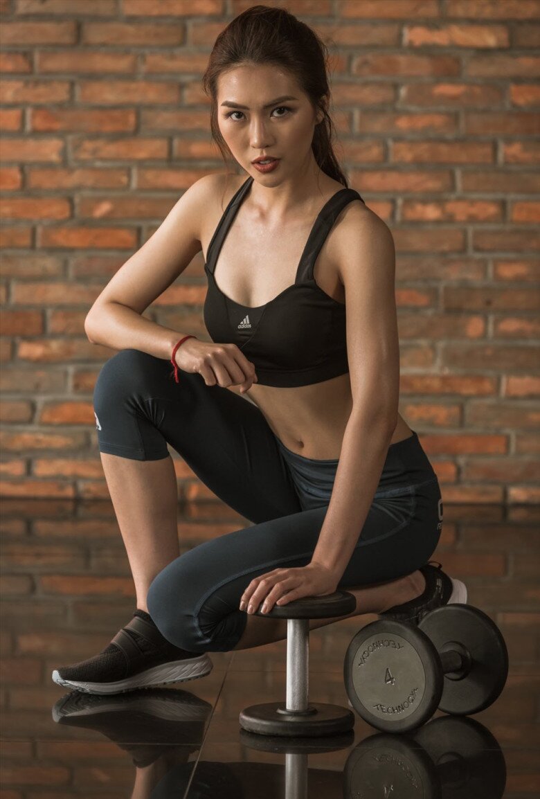Hoa hậu Tường Linh giữ dáng bằng lịch tập đều đặn, hình thể ngày càng săn chắc.