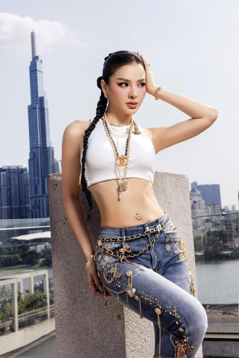 Các thiết kế ôm sát giúp bà mẹ ba con tôn đường cong cân đối.