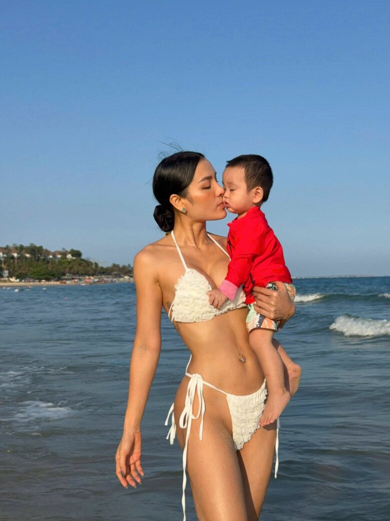 Phương Trinh thường xuyên chia sẻ khoảnh khắc diện bikini khoe dáng trong các kỳ nghỉ cùng gia đình, bên chồng - con. 