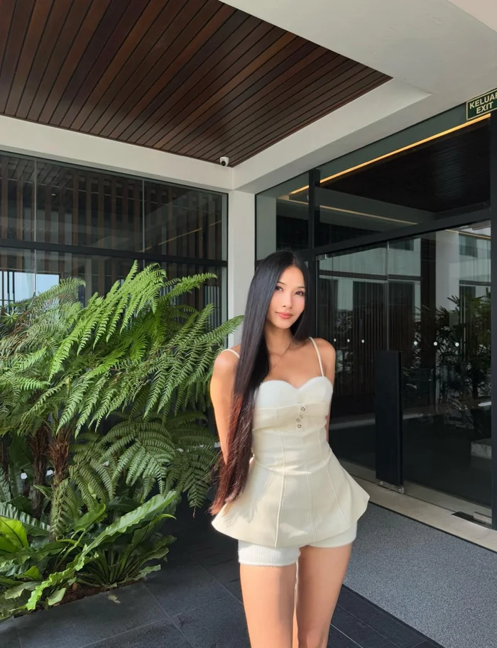 Người đẹp cũng chuộng các item mang hơi thở trẻ trung như áo hai dây, chân váy ngắn. 