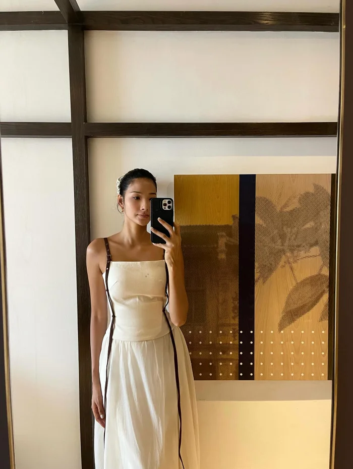 Các tone màu trung tính như trắng, beige, nâu hay đen thường xuyên được cô lựa chọn.