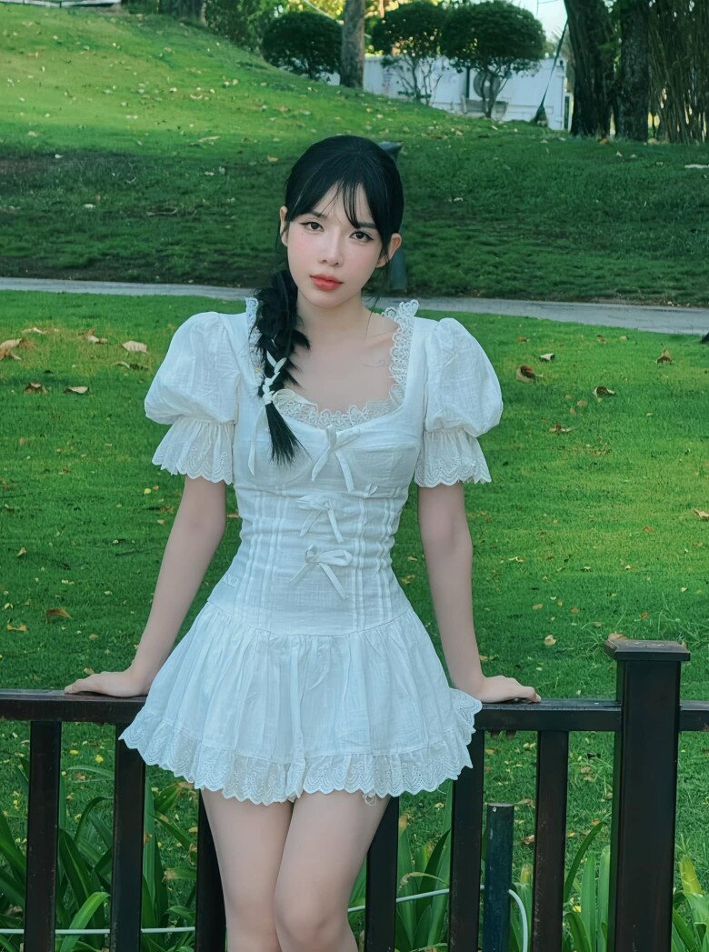 Một lần, LyLy khoe vẻ ngọt ngào trong mẫu váy trắng dáng ngắn với tay bồng, viền ren và nơ nhỏ trước ngực.