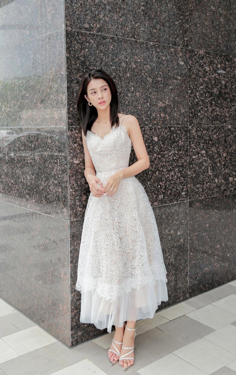 Mẫu váy hai dây dáng dài tôn nét nữ tính, mang đến vẻ ngoài nhẹ nhàng và cuốn hút. Người đẹp thường phối cùng sandal hoặc giày cao gót để hoàn thiện tổng thể.