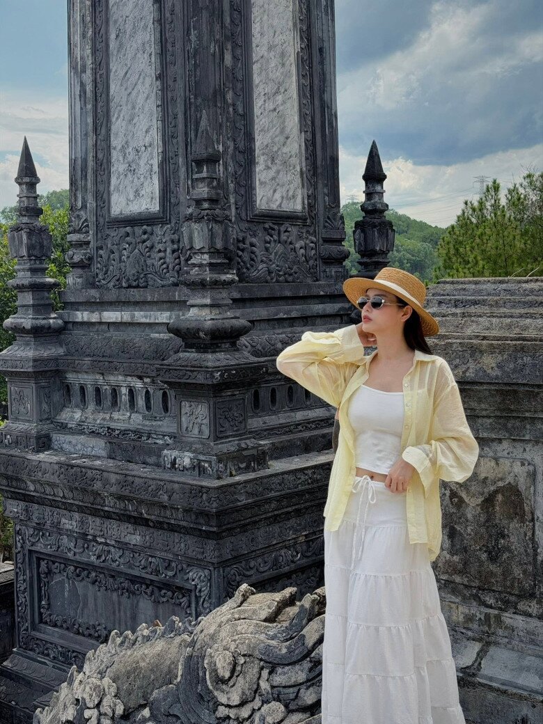 Nữ ca sĩ yêu thích những set đồ tối giản với gam màu trung tính, vừa mang đến vẻ ngoài năng động vừa tôn nét nữ tính.