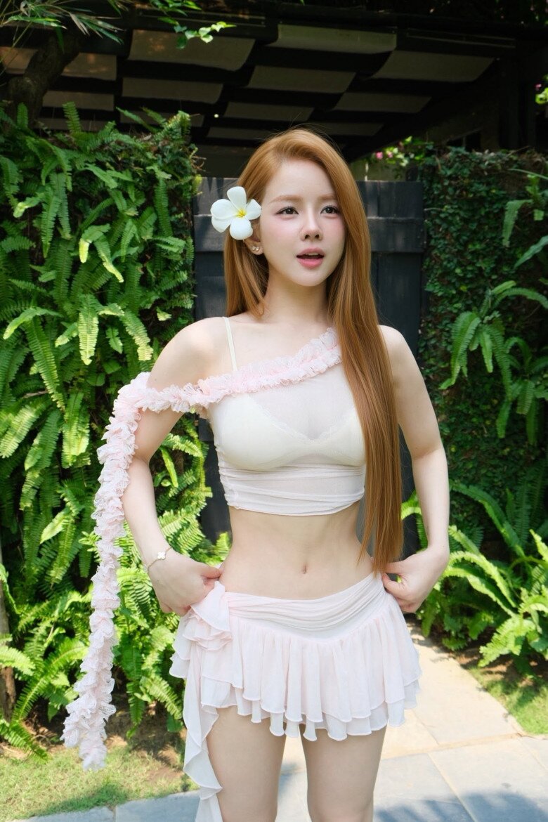 Mỗi lần khoe ảnh nghỉ dưỡng, DJ Mie lại gây chú ý với cách lên đồ khác biệt.