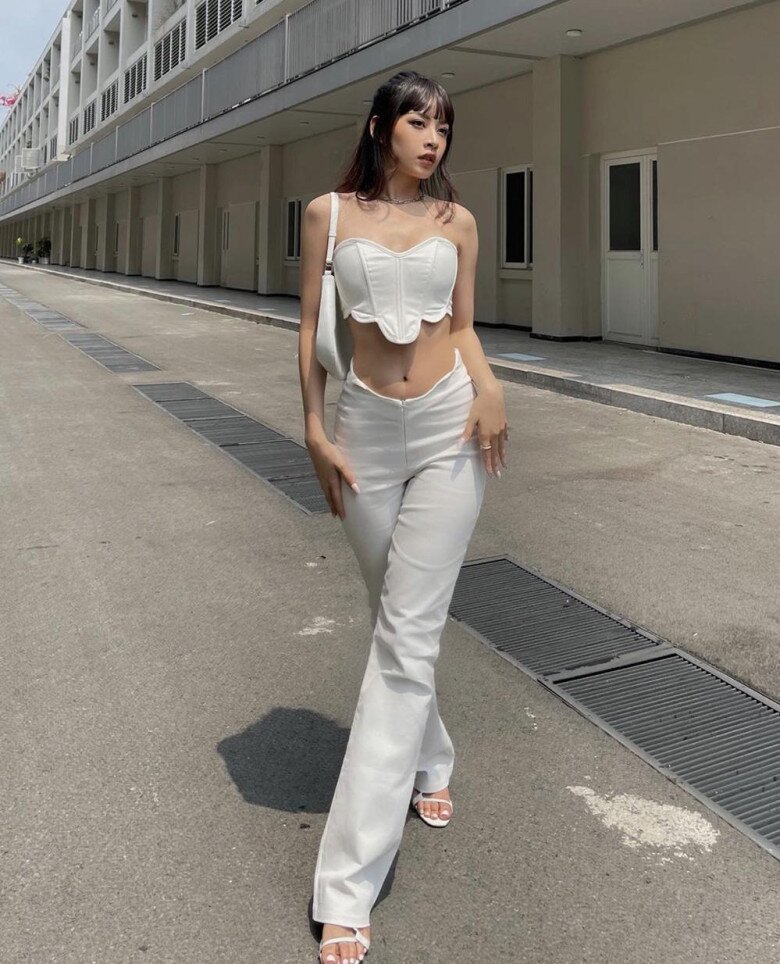 Chi Pu diện áo croptop ôm nhẹ phối quần cạp cao hoặc quần ống suông.