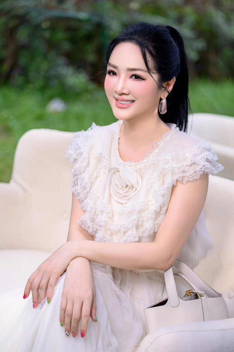 Hoa hậu Đền Hùng Giáng My ưu ái những thiết kế tối giản nhưng tôn trọn vẻ sang trọng.