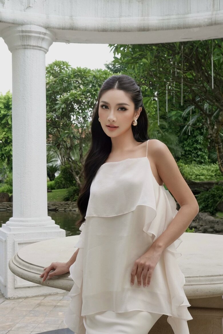 Phương Linh tiếp tục theo đuổi phong cách nữ tính với thiết kế trắng bèo nhún mềm mại.