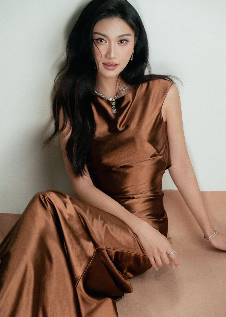 Phương Linh ghi dấu ấn với hình ảnh thanh lịch sau khi đăng quang.