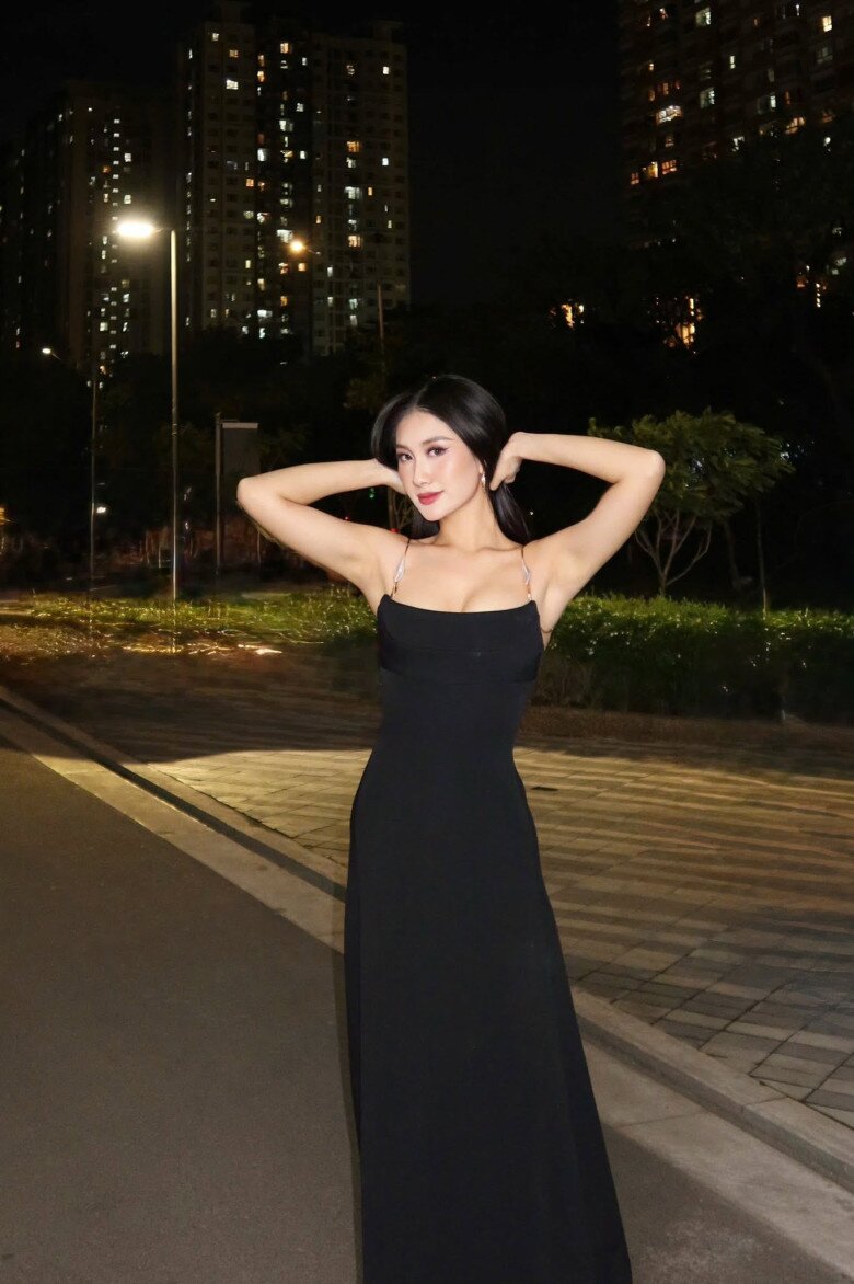 Phương Linh ghi điểm với đầm đen tối giản, tôn vóc dáng thanh thoát khi xuống phố buổi tối.