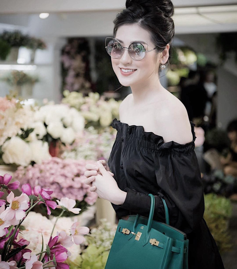 Tú Anh sở hữu loạt túi hàng hiệu Hermès đắt đỏ.