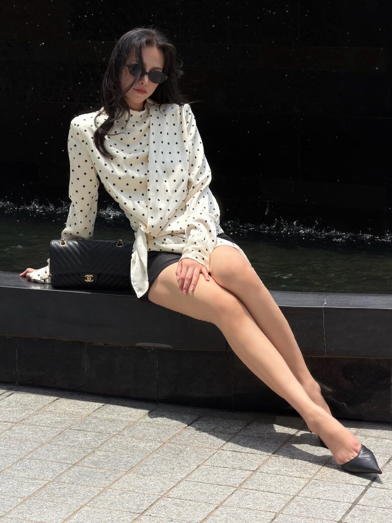 Trong ảnh, Phương Khánh gây chú ý với áo sơ mi trắng phối quần đen cạp cao, đi cùng túi xách dáng nhỏ và giày cao gót. Công thức hai gam màu cơ bản giúp vóc dáng trông thanh thoát, đồng thời dễ áp dụng cho cả môi trường công sở lẫn những buổi gặp gỡ.