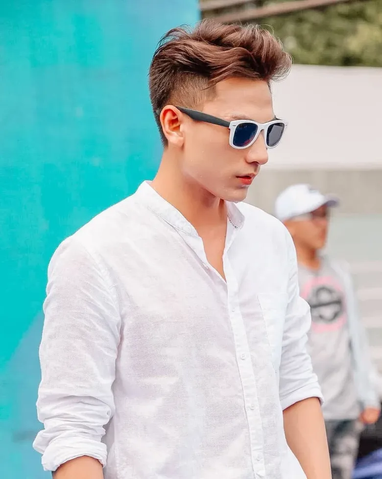 Sơ mi tối giản là item thanh lịch được Isaac thường xuyên lựa chọn.