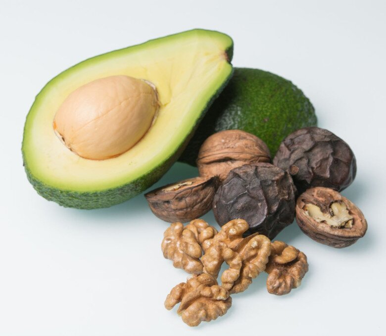 Bơ và các loại hạt giàu vitamin E, nhưng nên dùng với khẩu phần vừa phải.