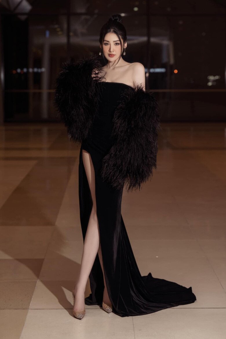 Á hậu Tú Anh ưu tiên những thiết kế có phom dáng tinh gọn, phù hợp với hình ảnh thanh lịch sau khi lập gia đình.