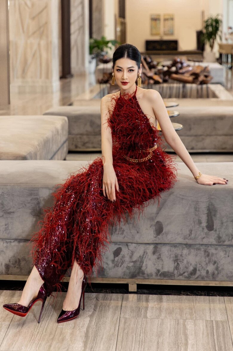 Nàng Hậu Tú Anh nổi bật, quyến rũ khi diện thiết kế jumpsuit.