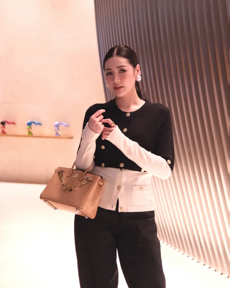 Mẫu túi Hermès Birkin da đà điểu xa xỉ từng được Tú Anh sử dụng có giá khoảng 1,1-1,2 tỷ đồng.