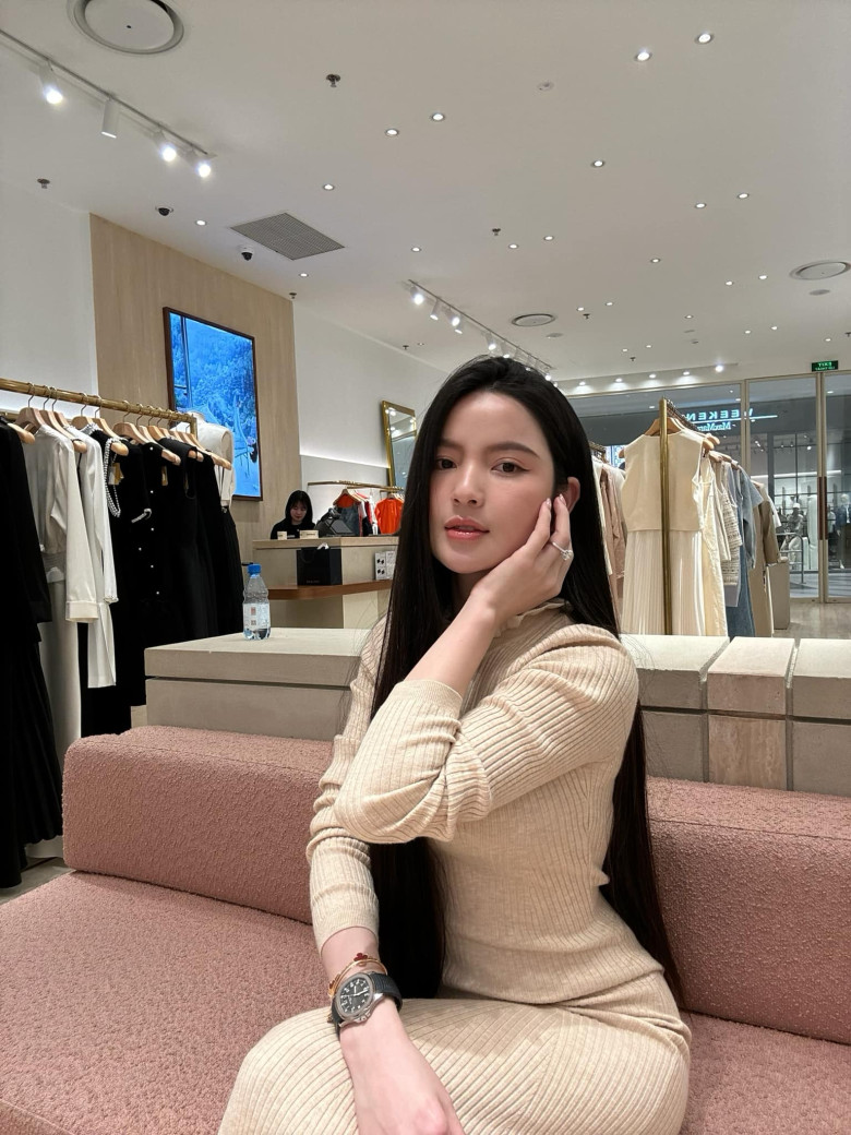 Trong một khung hình, Chu Thanh Huyền gây chú ý với loạt phụ kiện gồm nhẫn kim cương, đồng hồ Patek Philippe, vòng tay Van Cleef amp; Arpels và Cartier.