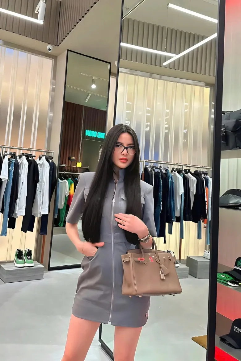 Một trong những mẫu túi nổi bật là Hermès Birkin. Theo chuyên trang Madison Avenue Couture, Hermès Birkin hiện có giá 12.100 USD (khoảng 308,8 triệu đồng) với kích thước 25 cm và 13.300 USD (khoảng 339,4 triệu đồng) với kích thước 30 cm.