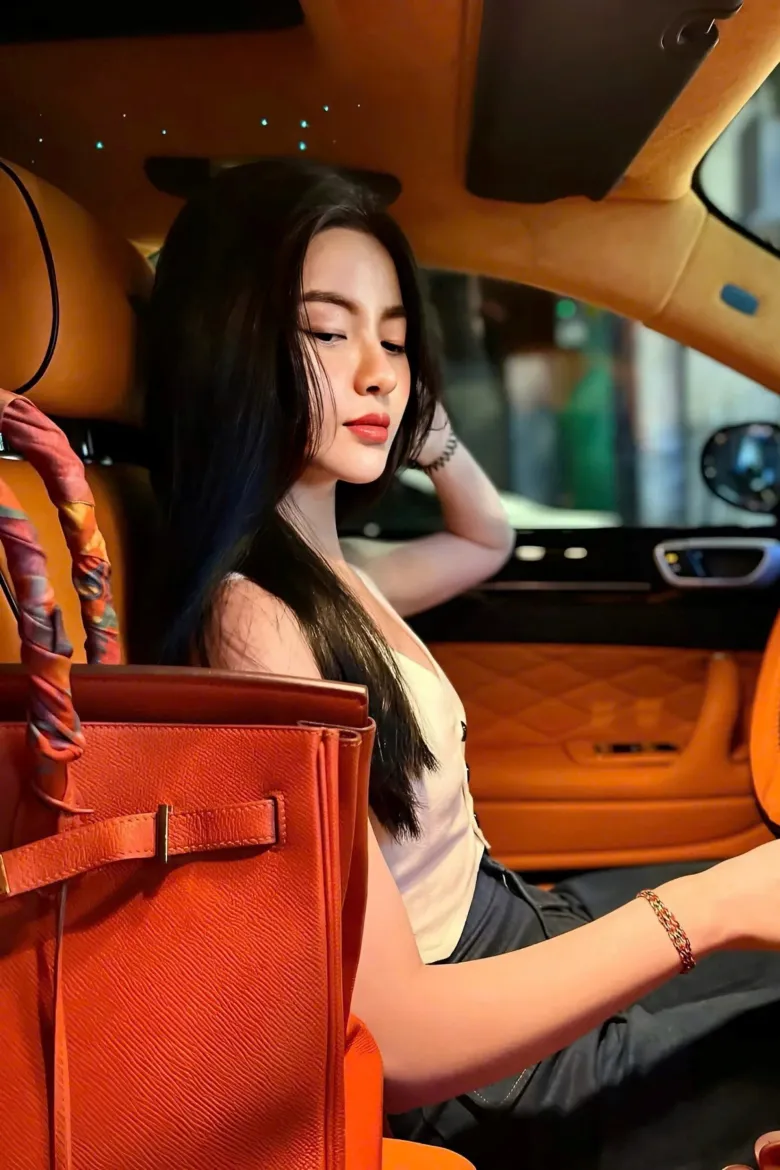 Bên cạnh những mẫu túi mang màu sắc trung tính, Chu Thanh Huyền còn có Birkin 25 màu cam nổi bật. Tông màu rực rỡ giúp món phụ kiện trở thành điểm nhấn khi đi cùng trang phục đơn sắc hoặc những gam màu nhã.